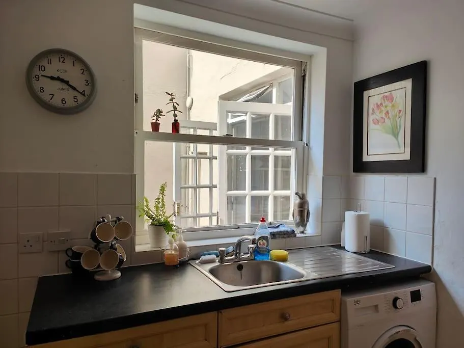 Beachfront 2-Bedroom Garden Flat With Hot Tub, Sleeps 8 Brighton
