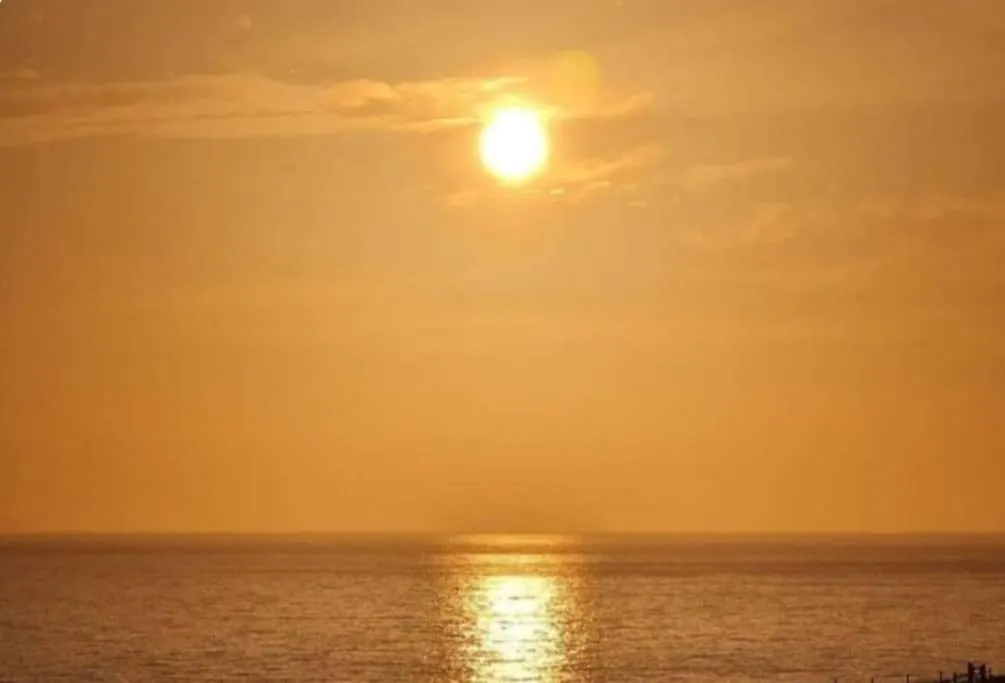 Beachfront 2-Bedroom Garden Flat With Hot Tub, Sleeps 8 Brighton