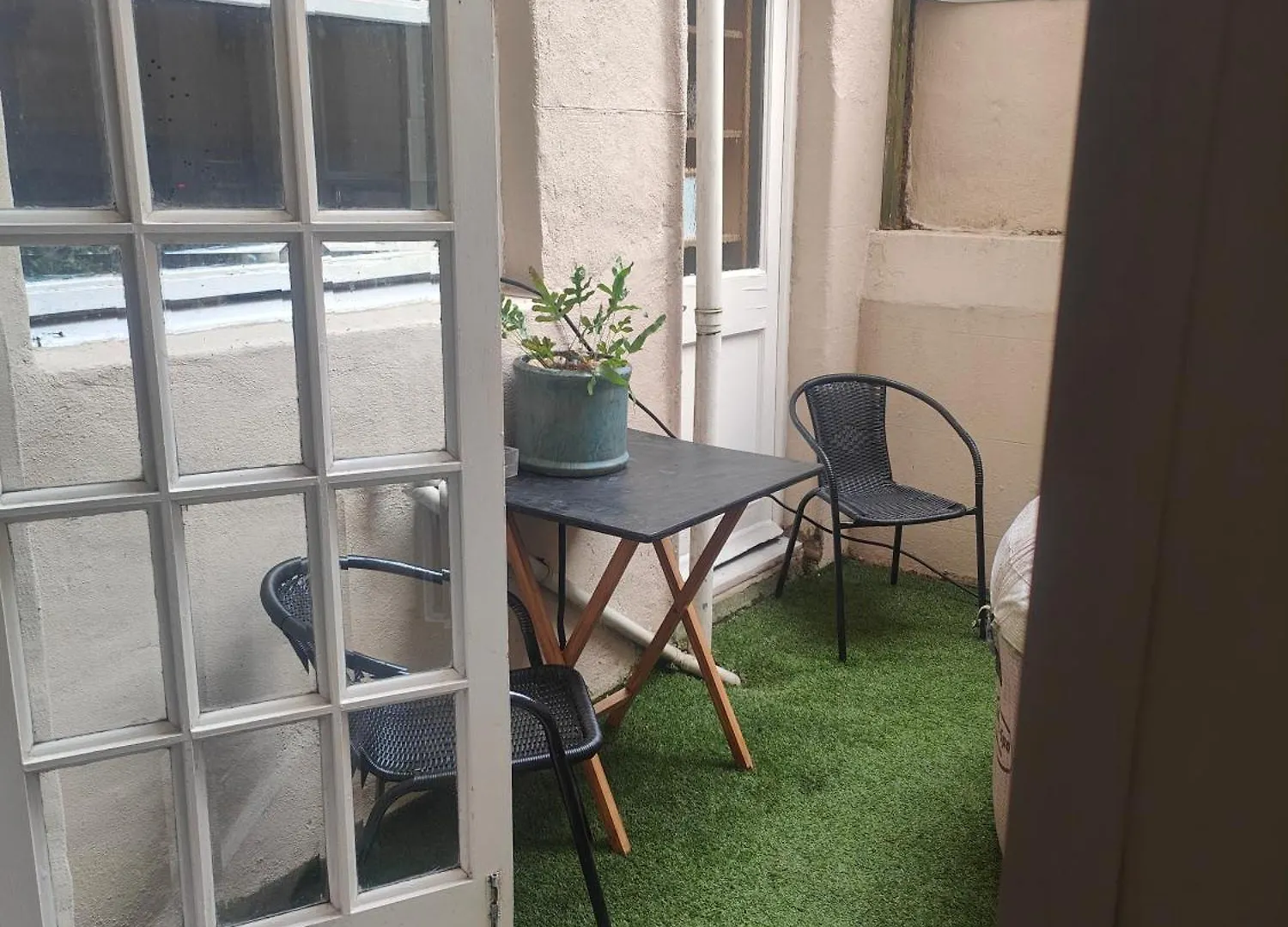 Beachfront 2-Bedroom Garden Flat With Hot Tub, Sleeps 8 Brighton