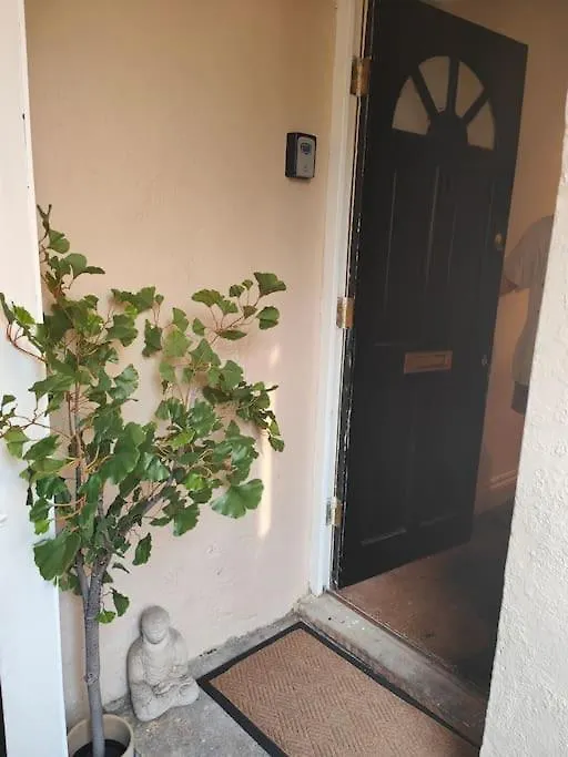 Apartment Beachfront 2-Bedroom Garden Flat With Hot Tub, Sleeps 8 Brighton United Kingdom