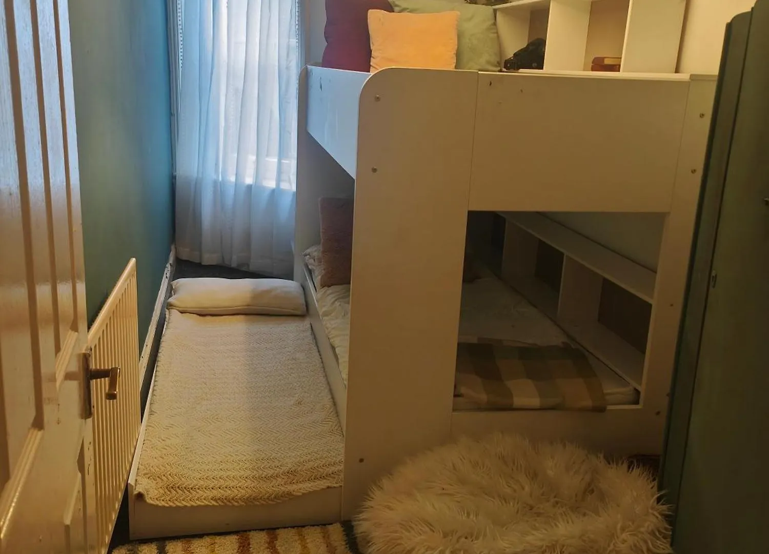 Beachfront 2-Bedroom Garden Flat With Hot Tub, Sleeps 8 Brighton