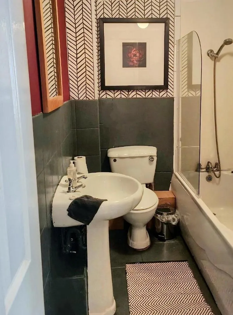 Apartment Beachfront 2-Bedroom Garden Flat With Hot Tub, Sleeps 8 Brighton