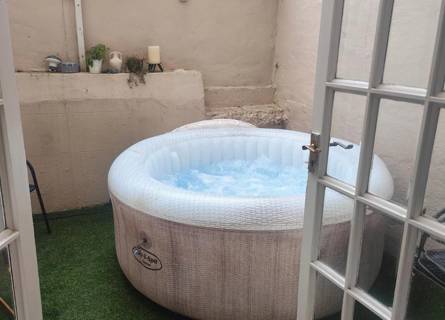 Beachfront 2-Bedroom Garden Flat With Hot Tub, Sleeps 8 Brighton