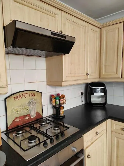 Beachfront 2-Bedroom Garden Flat With Hot Tub, Sleeps 8 Brighton