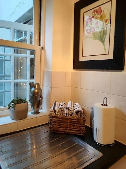 Beachfront 2-Bedroom Garden Flat With Hot Tub, Sleeps 8 Hove Appartement