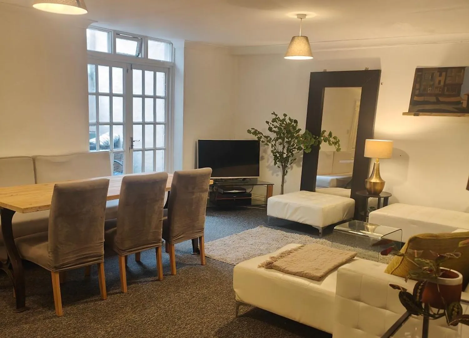 Beachfront 2-Bedroom Garden Flat With Hot Tub, Sleeps 8 Hove Appartement